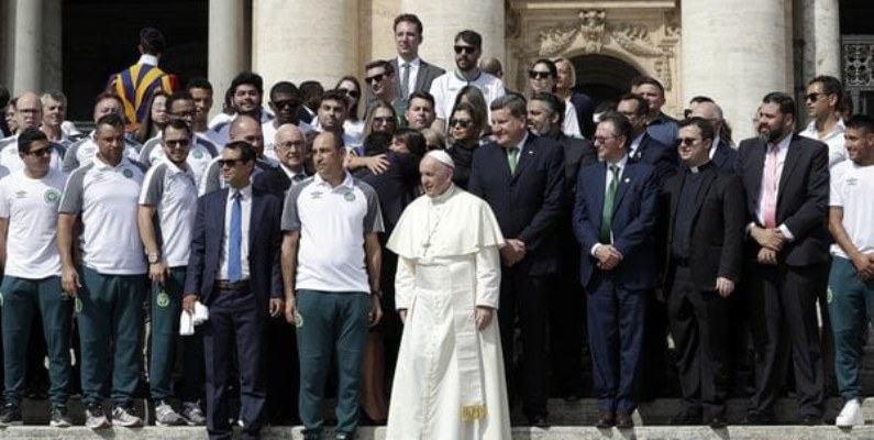 Los sobrevivientes de la tragedia del Chapecoense se reunieron con el Papa Francisco