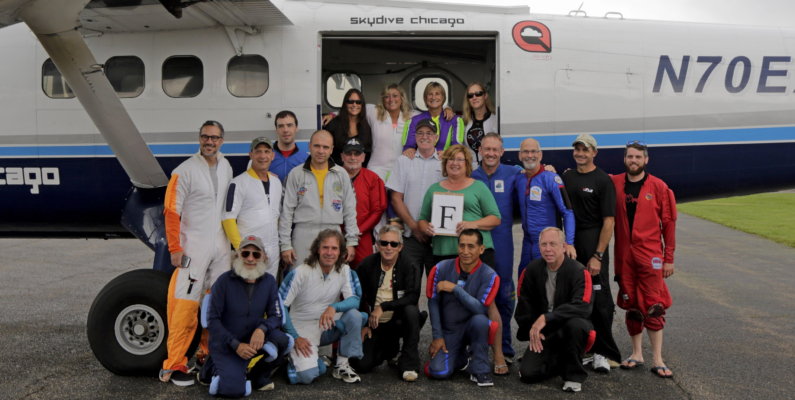 Ecuatoriano Fausto Maruri es parte del grupo que rompió el récord en paracaidismo