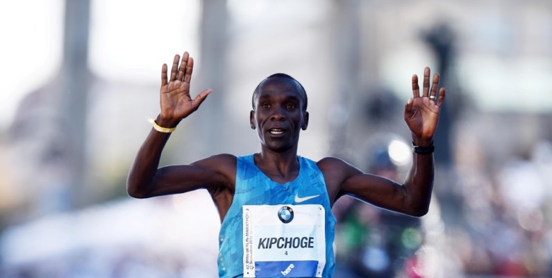 Kipchoge gana la maratón de Berlín, pero sin lograr nuevo récord