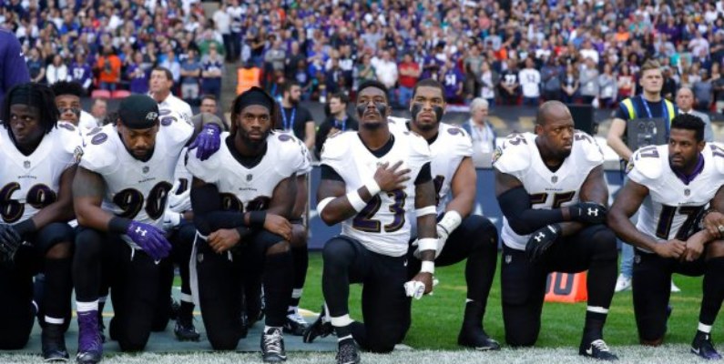 En señal de protesta, jugadores de la NFL se arrodillaron durante el himno de Estados Unidos