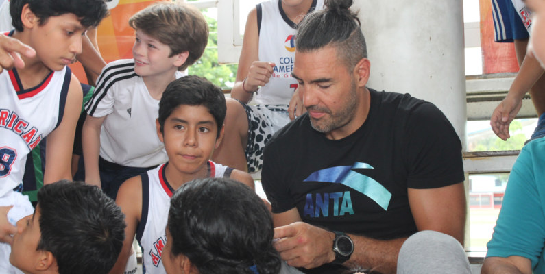 Gran éxito tuvo el campamento de basketball con Luis Scola, en Guayaquil